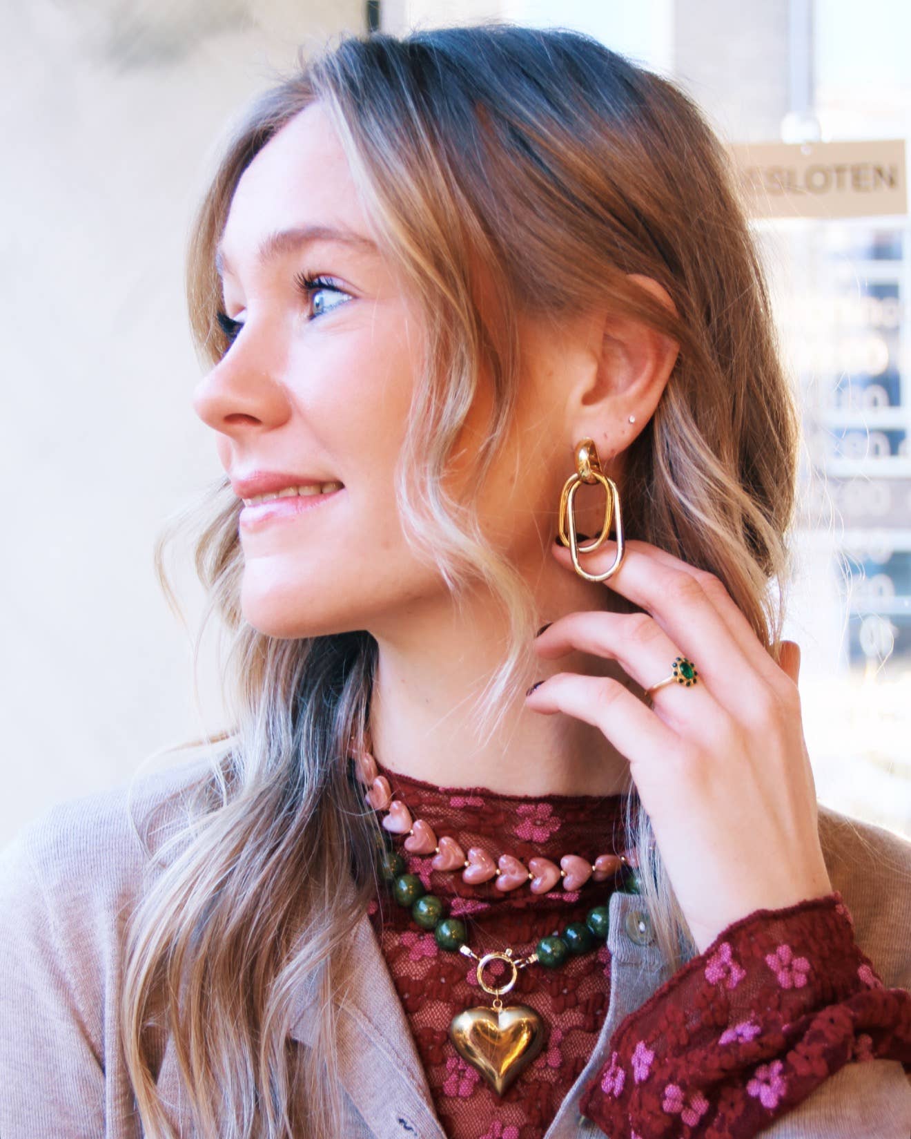 Beaded necklace of resin hearts - light pink