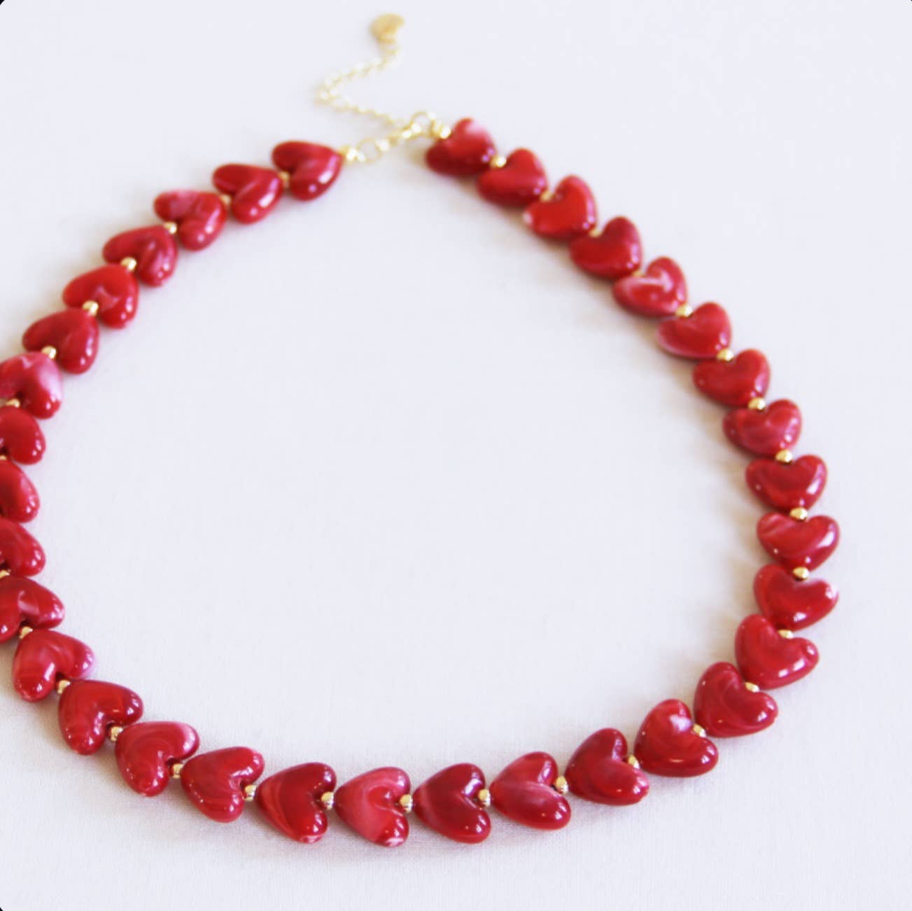 Beaded necklace of hearts resin - red