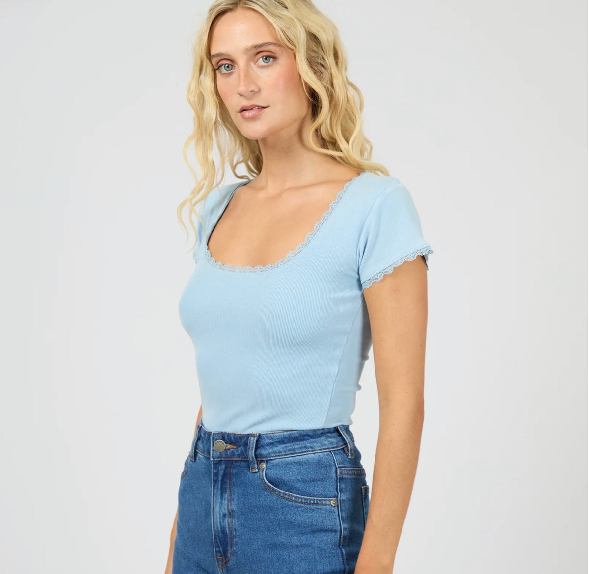 WASHED RIB LACE SCOOP NECK TEE BLUE