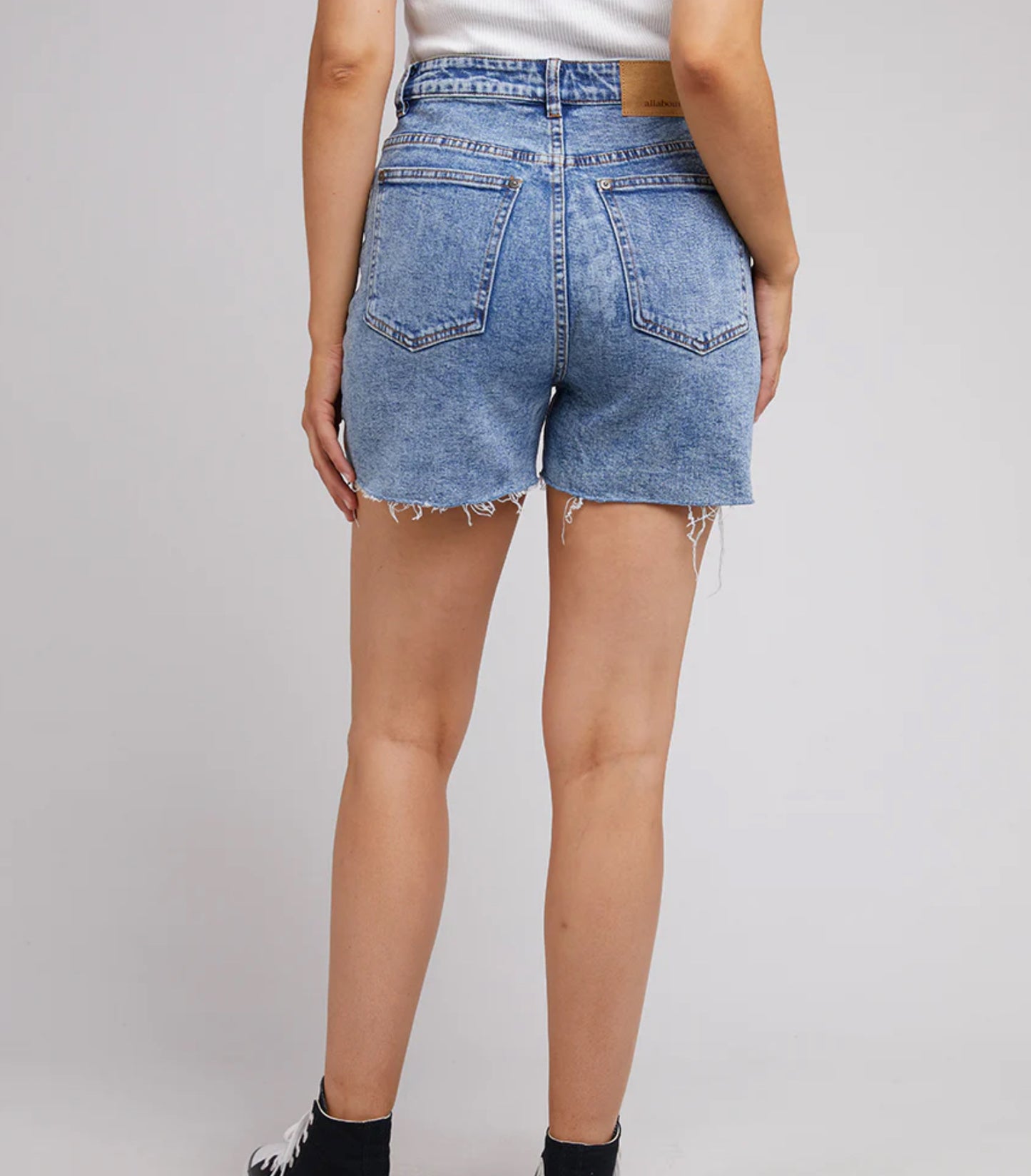 BOBBY CUT OFF DENIM SHORT - LIGHT BLUE